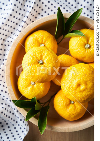 Yuzu in a bucket 96725127