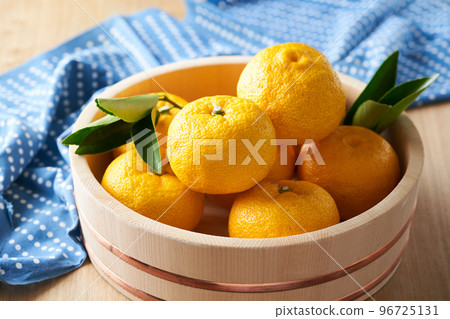 Yuzu in a bucket 96725131