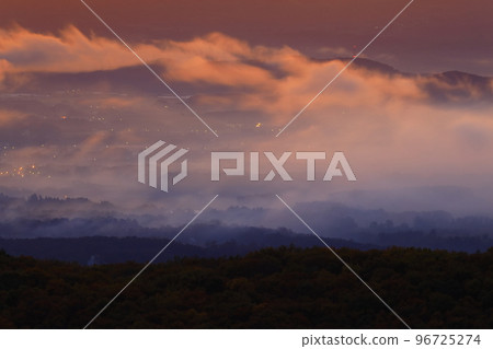 岩手縣八幡平市日出時的雲海 96725274