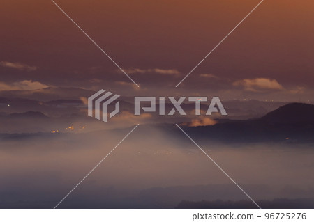 岩手縣八幡平市日出時的雲海 96725276