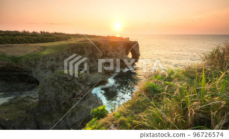 沖繩縣恩納村萬座毛的日落 沖繩縣恩納村萬座毛的日落 96726574