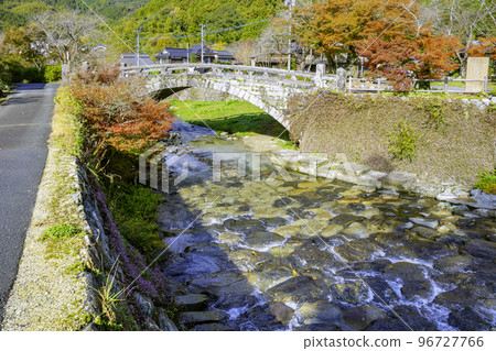 染上秋色的美麗秋月鏡橋（福岡縣朝倉市） 96727766