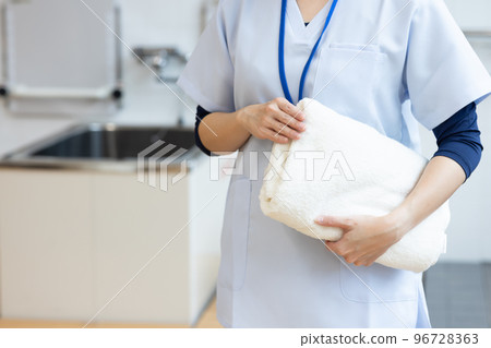 穿衣服的醫護人員 96728363