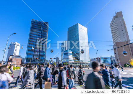 Yokohama cityscape in Japan BQ.1.1... It's still a corona disaster, but many people are at the Nippon Maru intersection in front of Sakuragicho station = November Yokohama cityscape in Japan BQ.1.1... It's still a corona disaster, but many people are at the Nippon Maru intersection in front of Sakuragicho station = November 96728563