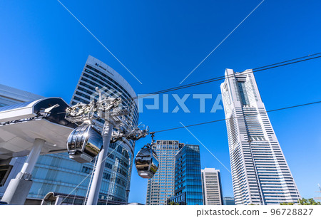 日本橫濱市景 充滿未來感的“空中交通” 在晴朗的秋天閃耀光芒的“YOKOHAMA AIR CABIN” 96728827