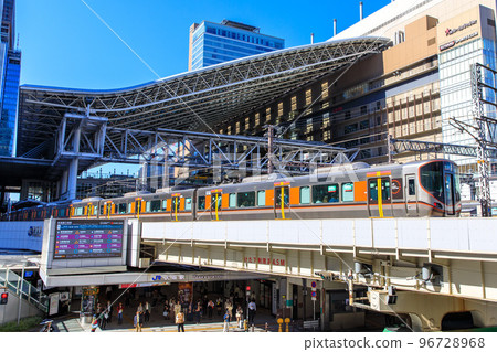 大阪環線323系列列車進出大阪站 大阪環線323系列列車進出大阪站 96728968