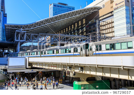 Osaka Loop Line 223 series Kansai Airport Rapid Service and Kishuji Rapid Service departing from and arriving at Osaka Station Osaka Loop Line 223 series Kansai Airport Rapid Service and Kishuji Rapid Service departing from and arriving at Osaka Station 96729037