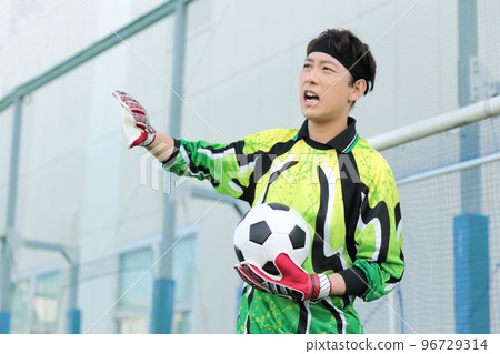 守門員男子接住足球 96729314