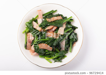 Stir-fried spinach and bacon in butter 96729414