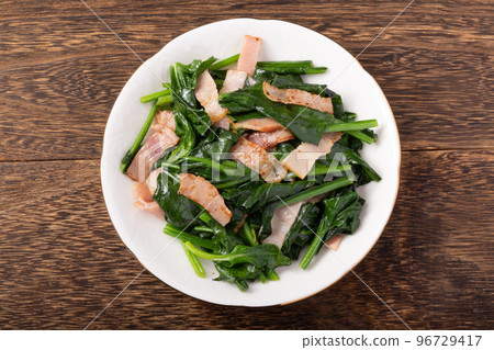 黃油炒菠菜和培根 黃油炒菠菜和培根 96729417