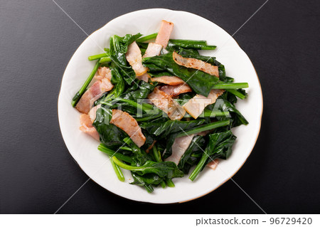 Stir-fried spinach and bacon in butter 96729420