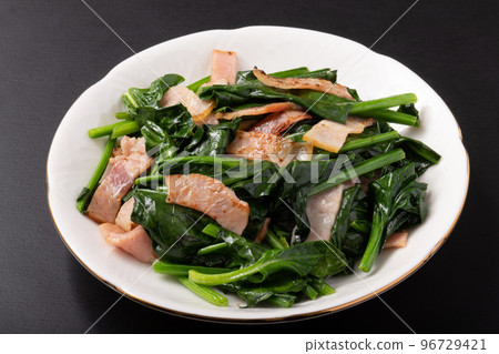 Stir-fried spinach and bacon in butter 96729421
