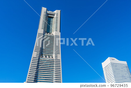 日本橫濱市景櫻木町站前的人氣景點。橫濱地標塔在秋天的天氣中閃耀 96729435