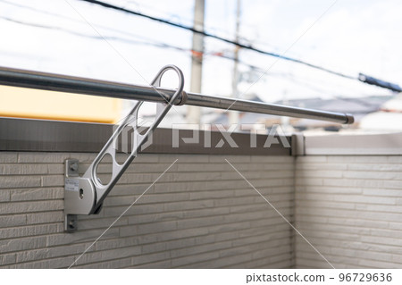 出租工作室公寓的陽台部分 96729636