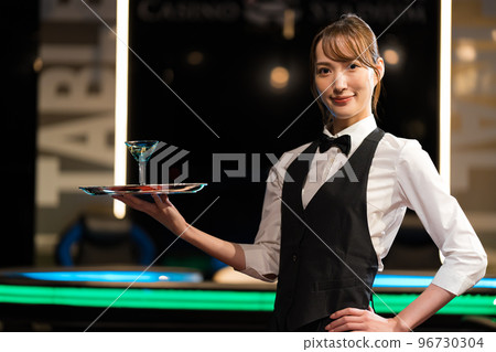 端著雞尾酒的女服務員 96730304