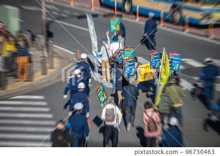 Cityscape of Yokohama, Japan Citizen movement seen on the street corner while the corona disaster continues... "Mask..." = Sakuragicho station square intersection Cityscape of Yokohama, Japan Citizen movement seen on the street corner while the corona disaster continues... "Mask..." = Sakuragicho station square intersection 96730463