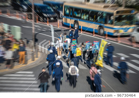 Cityscape of Yokohama, Japan Citizen movement seen on the street corner while the corona disaster continues... "Mask..." = Sakuragicho station square intersection Cityscape of Yokohama, Japan Citizen movement seen on the street corner while the corona disaster continues... "Mask..." = Sakuragicho station square intersection 96730464