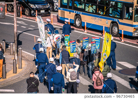 日本橫濱的城市景觀在電暈災難繼續的同時在街角看到市民運動......“面具......”=櫻木町站前廣場十字路口 日本橫濱的城市景觀在電暈災難繼續的同時在街角看到市民運動......“面具......”=櫻木町站前廣場十字路口 96730465