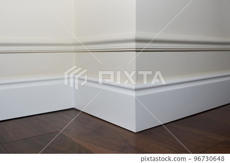 Moulding in the corner. Details in the interior 96730648