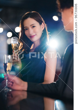 Men and women drinking at the bar 96730806