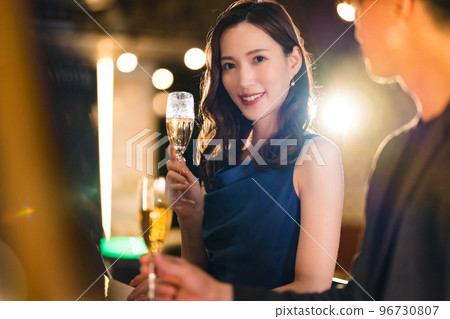 Men and women drinking at the bar 96730807