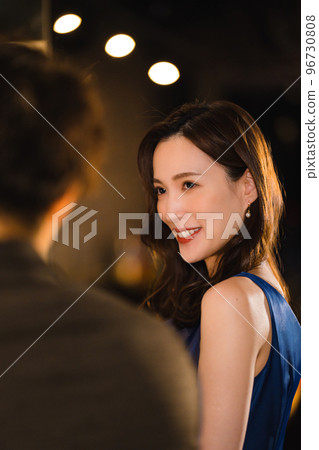 Men and women drinking at the bar 96730808