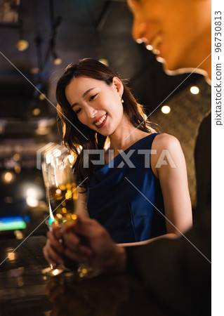 Men and women drinking at the bar 96730813