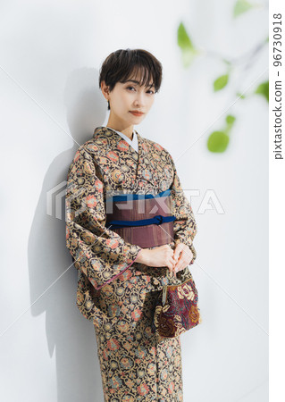 Sarasa komon short hair woman 96730918