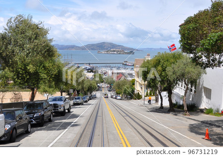 San Francisco cable car, Powell Hydeline, sea view and Alcatraz Island 96731219
