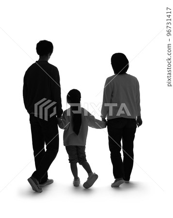 父母和孩子牽手的背影剪影 96731417