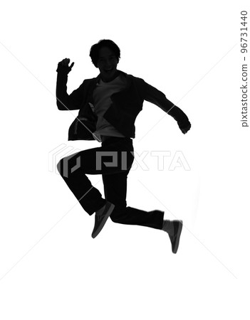 跳躍的男性剪影 跳躍的男性剪影 96731440