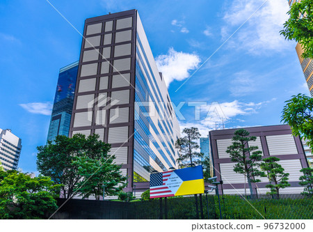 日本東京街景，就在溜池山王站旁邊，從長廊上遠眺美國駐赤坂大使館等。 96732000