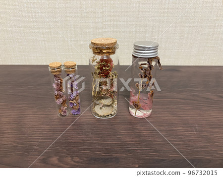 紅三葉草和薰衣草植物標本室 96732015