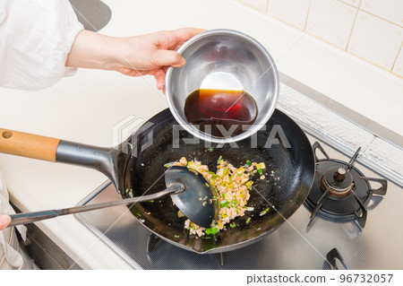 [Make mapo eggplant, add mentsuyu to stir-fried ingredients] 96732057