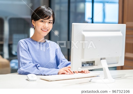 A woman working in the office. Photography cooperation: WEEK Shiba Daimon (Sun Frontier Real Estate) A woman working in the office. Photography cooperation: WEEK Shiba Daimon (Sun Frontier Real Estate) 96732106