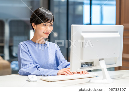 A woman working in the office. Photography cooperation: WEEK Shiba Daimon (Sun Frontier Real Estate) A woman working in the office. Photography cooperation: WEEK Shiba Daimon (Sun Frontier Real Estate) 96732107
