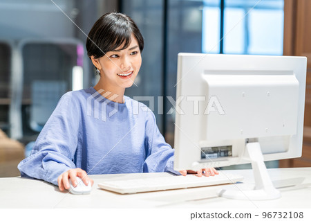 一個在辦公室工作的女人。攝影合作:WEEK 柴大門(Sun Frontier Real Estate) 一個在辦公室工作的女人。攝影合作:WEEK 柴大門(Sun Frontier Real Estate) 96732108