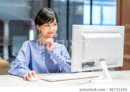 A woman working in the office. Photography cooperation: WEEK Shiba Daimon (Sun Frontier Real Estate) A woman working in the office. Photography cooperation: WEEK Shiba Daimon (Sun Frontier Real Estate) 96732109