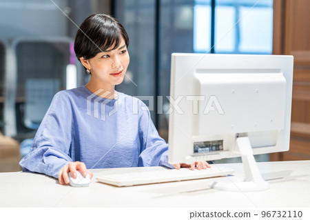 A woman working in the office. Photography cooperation: WEEK Shiba Daimon (Sun Frontier Real Estate) A woman working in the office. Photography cooperation: WEEK Shiba Daimon (Sun Frontier Real Estate) 96732110