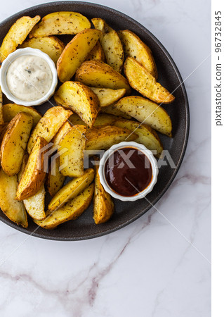 Oven roasted potatoes with skins Oven roasted potatoes with skins 96732845