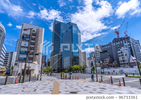 日本東京城市景觀 從長田町的山王公園塔(溜池山王站入口)一側望向小松大廈 日本東京城市景觀 從長田町的山王公園塔(溜池山王站入口)一側望向小松大廈 96733361
