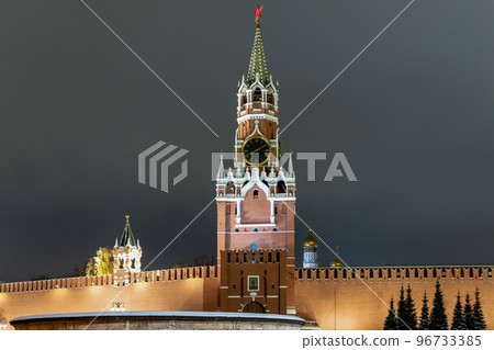 Spasskaya Tower on Red Square in Moscow at night Spasskaya Tower on Red Square in Moscow at night 96733385
