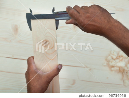 Measuring with vernier calipers (callipers). 96734936