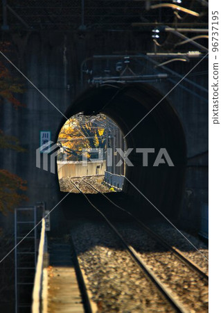 穿過川路向隧道到【川路湯本】站…特快自由會津系列500 穿過川路向隧道到【川路湯本】站…特快自由會津系列500 96737195