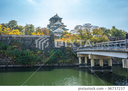【秋天的大阪城公園】大阪城天守閣和極樂橋 【秋天的大阪城公園】大阪城天守閣和極樂橋 96737237