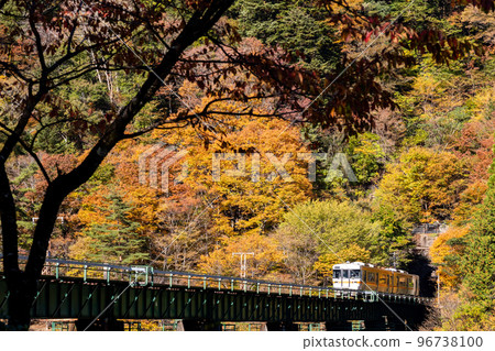 [高山本線] 沿著飛騨川行駛的普通列車 96738100