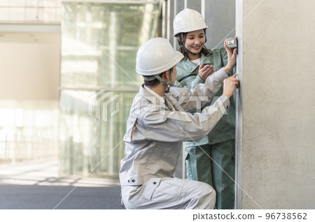 一名男初級工程師在一名女高級工程師的指導下工作 96738562