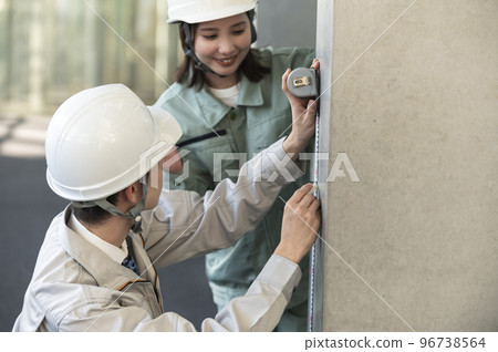 一名男初級工程師在一名女高級工程師的指導下工作 96738564