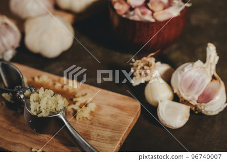 garlic press with garlic cloves 96740007