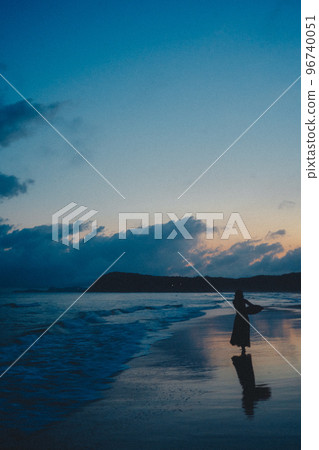 The morning sun, the beautiful sea, and the ephemeral beauty of a woman The morning sun, the beautiful sea, and the ephemeral beauty of a woman 96740051